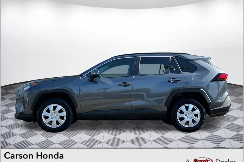 2021 Toyota RAV4 LE photo 1