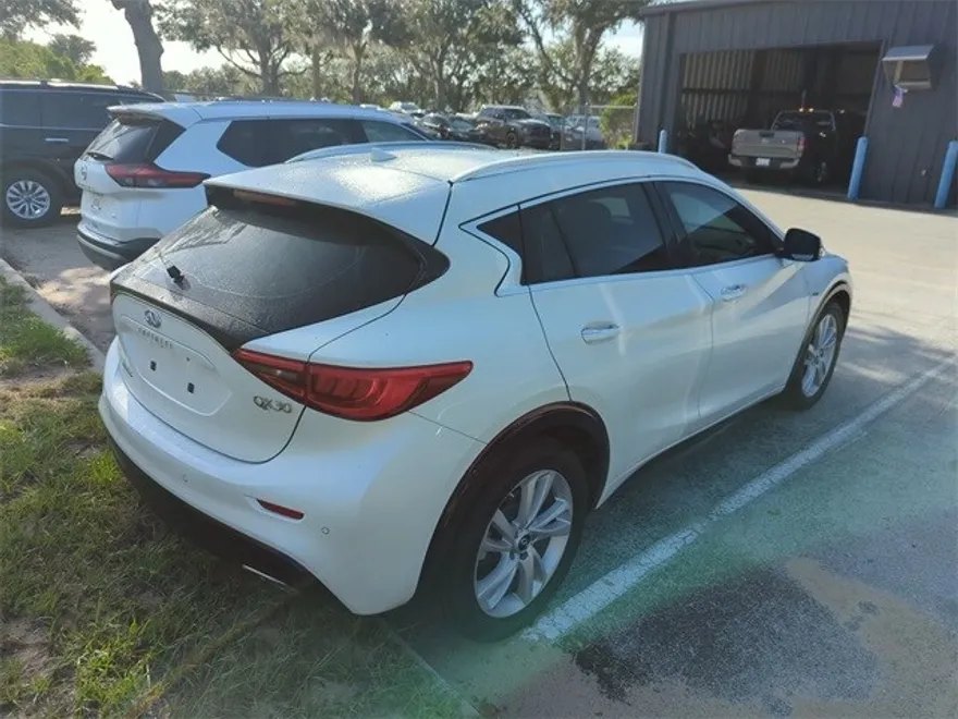 2018 Infiniti QX30 Premium photo 1
