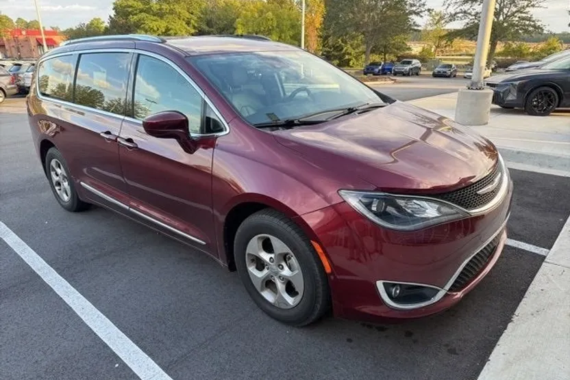 2017 Chrysler Pacifica Touring Plus photo 1