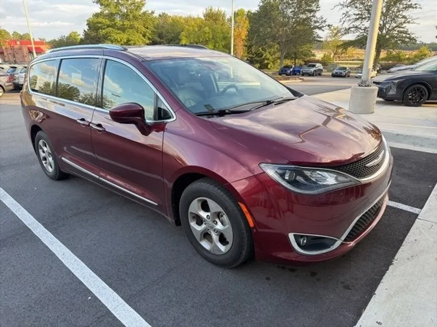 2017 Chrysler Pacifica Touring Plus photo 1