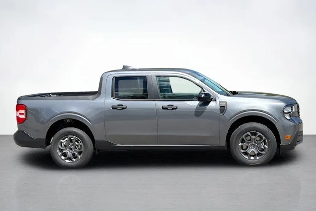 2025 Ford Maverick XLT photo 1