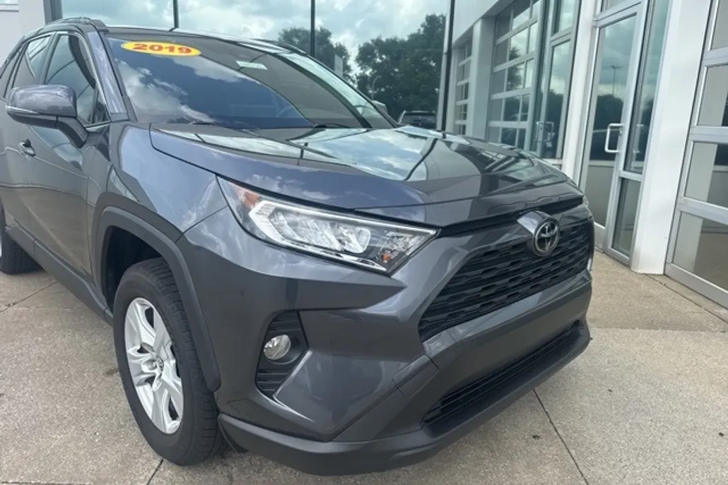 2019 Toyota RAV4 XLE photo 1