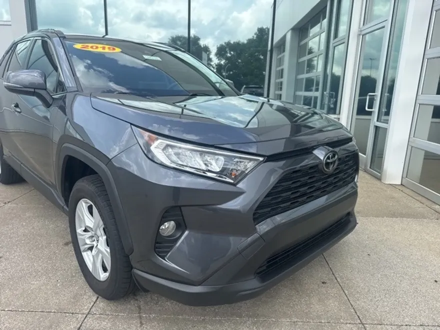 2019 Toyota RAV4 XLE photo 1
