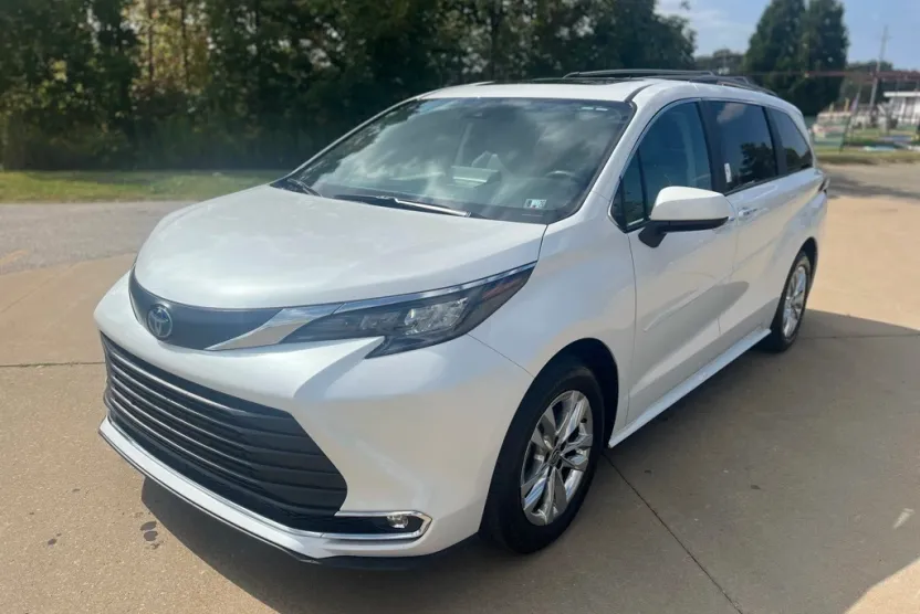 2024 Toyota Sienna XLE photo 1
