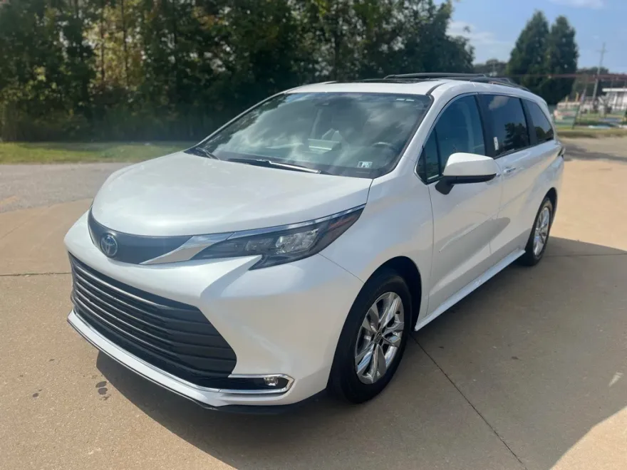2024 Toyota Sienna XLE photo 1