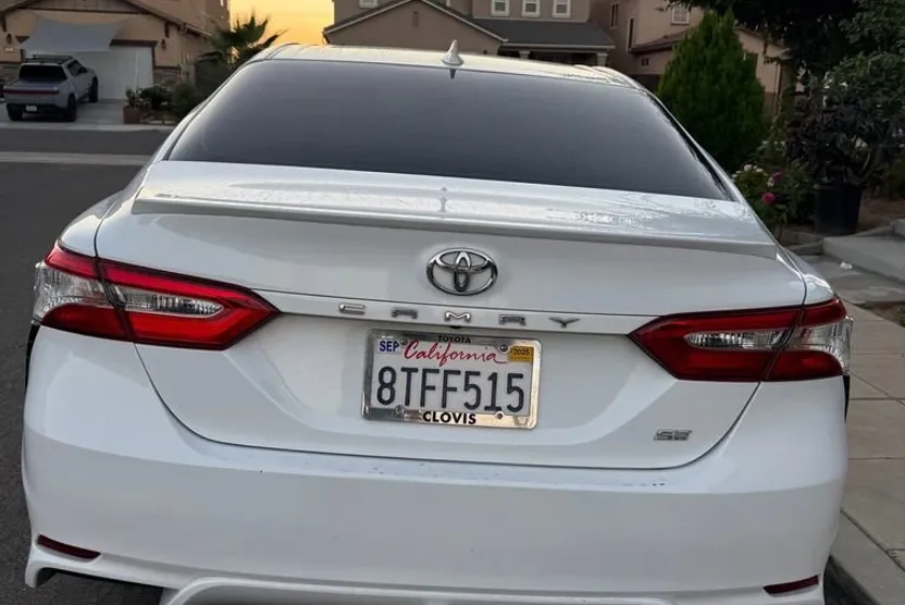 2020 Toyota Camry SE photo 1