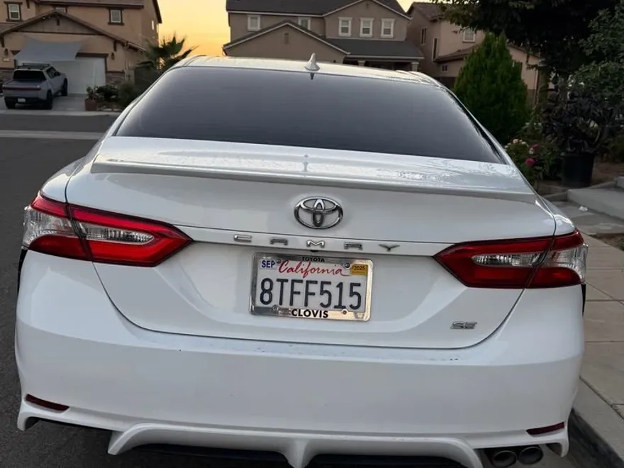 2020 Toyota Camry SE photo 1