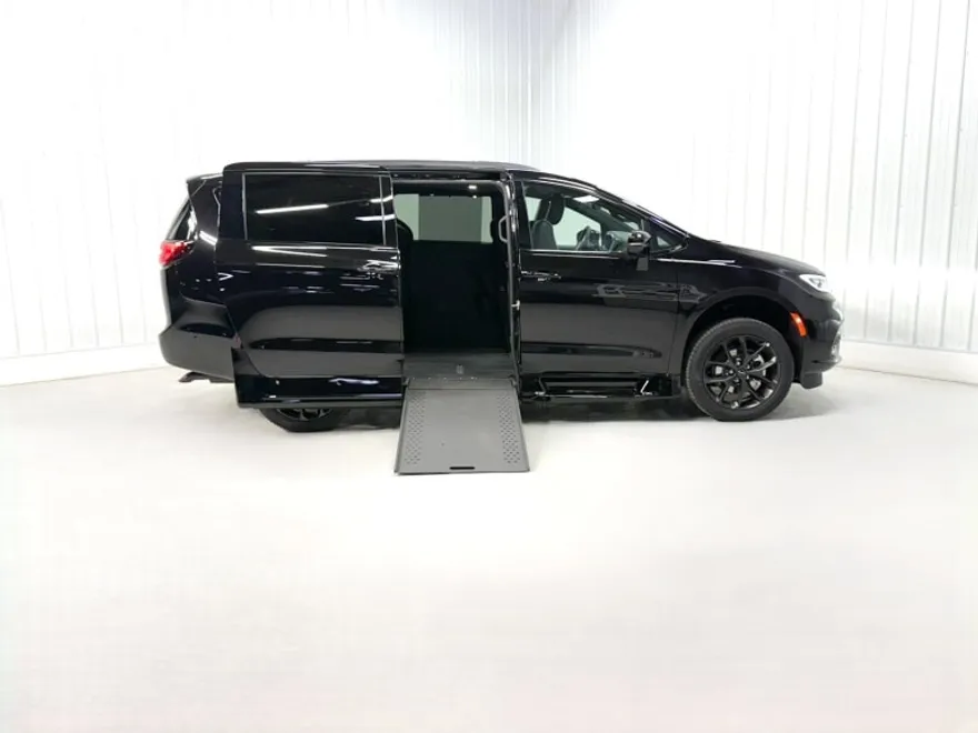 2025 Chrysler Pacifica Pinnacle photo 1