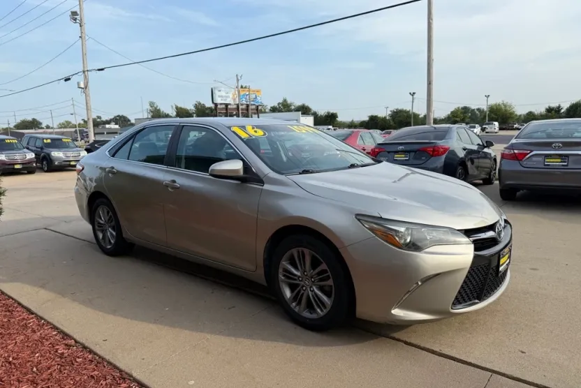 2016 Toyota Camry SE photo 1