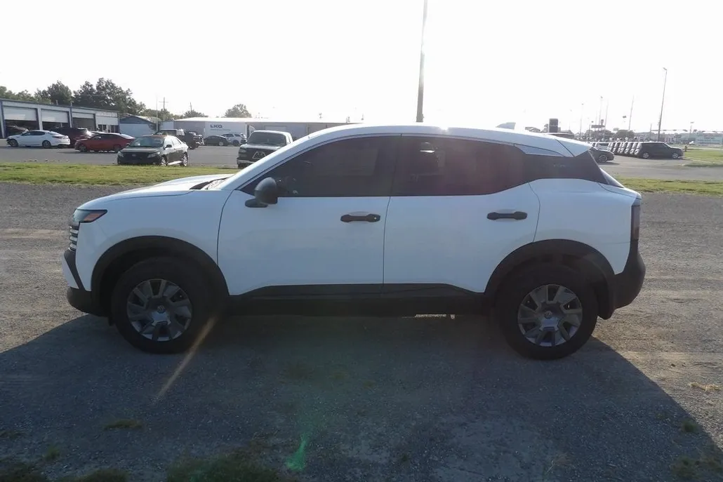 2025 Nissan Kicks S photo 1