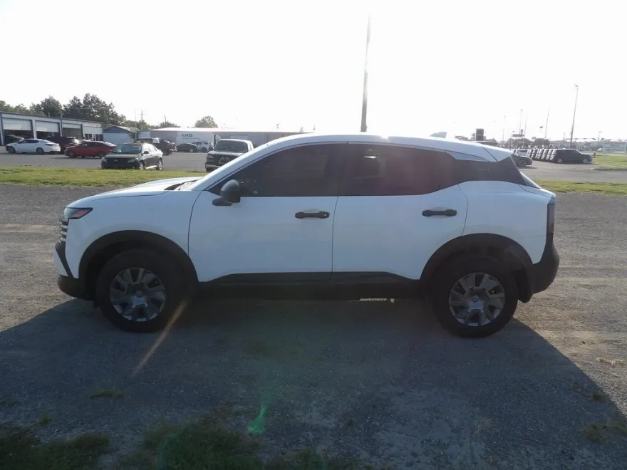 2025 Nissan Kicks S photo 1