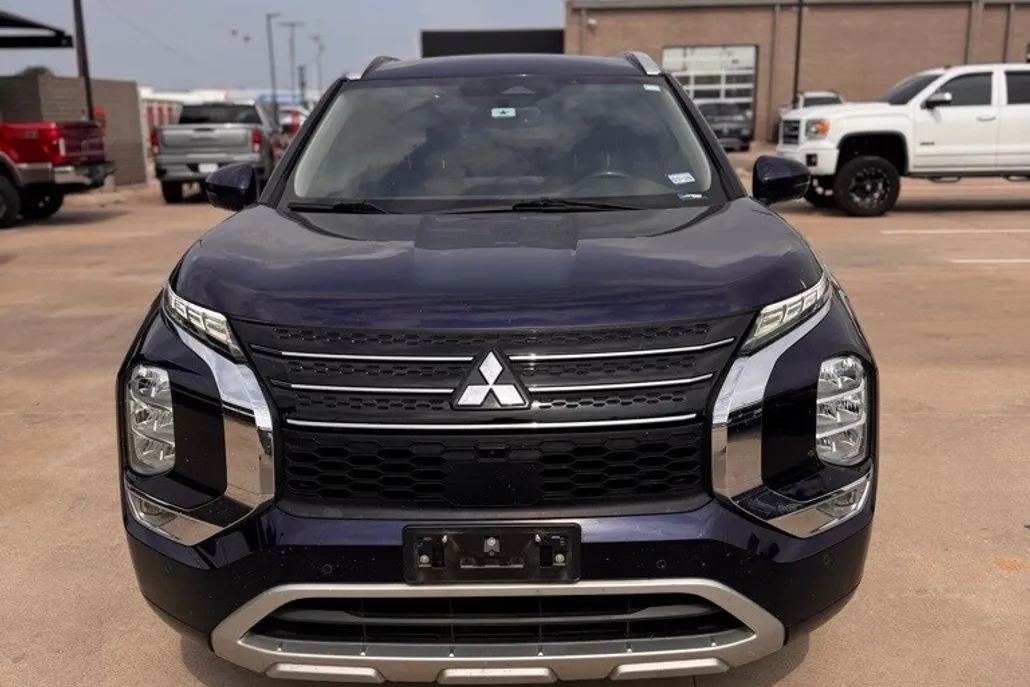 2022 Mitsubishi Outlander SEL photo 1