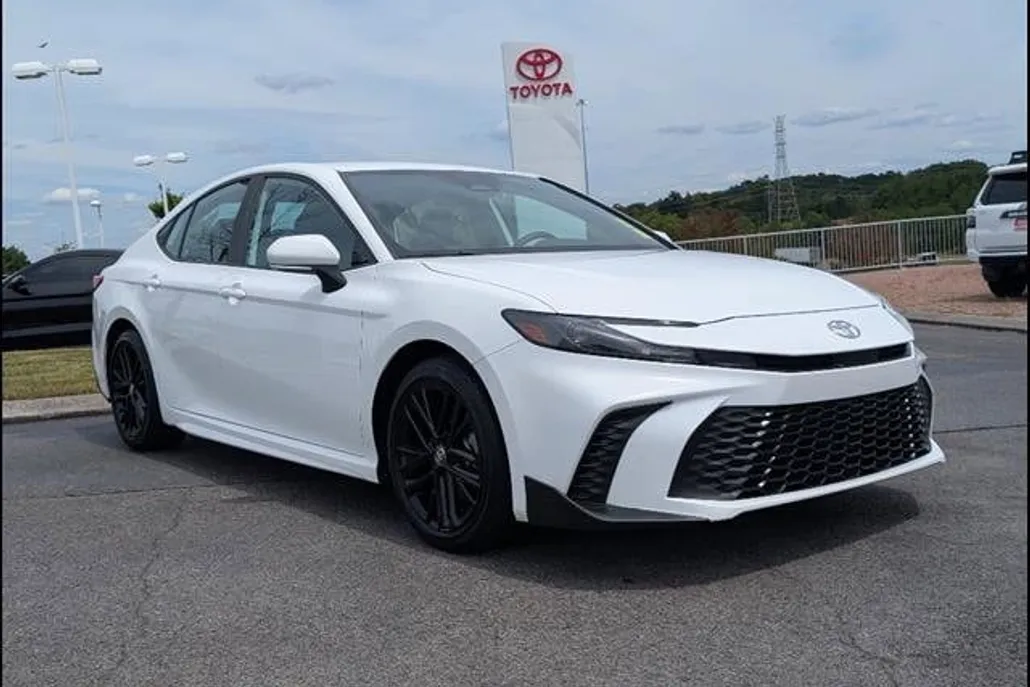 2025 Toyota Camry SE photo 1