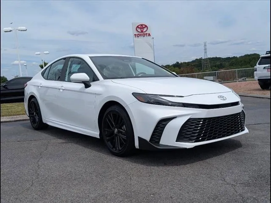 2025 Toyota Camry SE photo 1