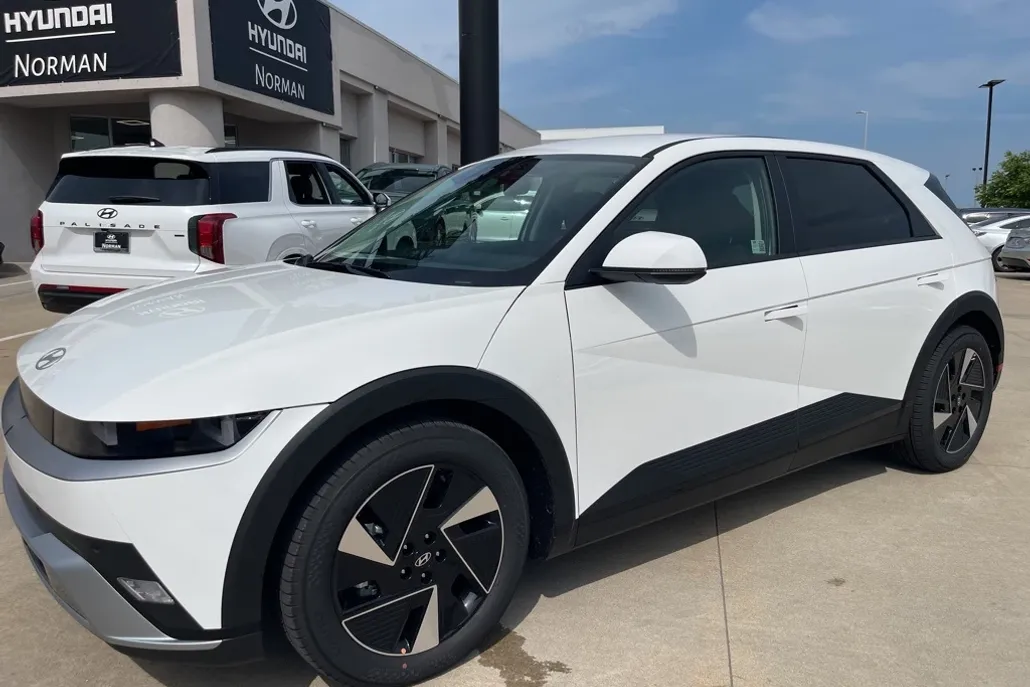 2025 Hyundai Ioniq 5 SE photo 1