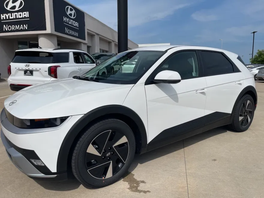 2025 Hyundai Ioniq 5 SE photo 1