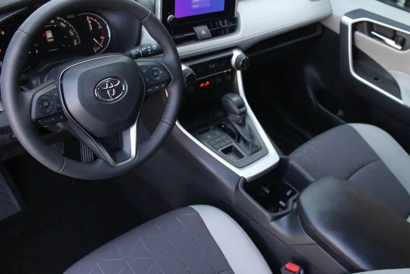 2025 Toyota RAV4 XLE photo 1