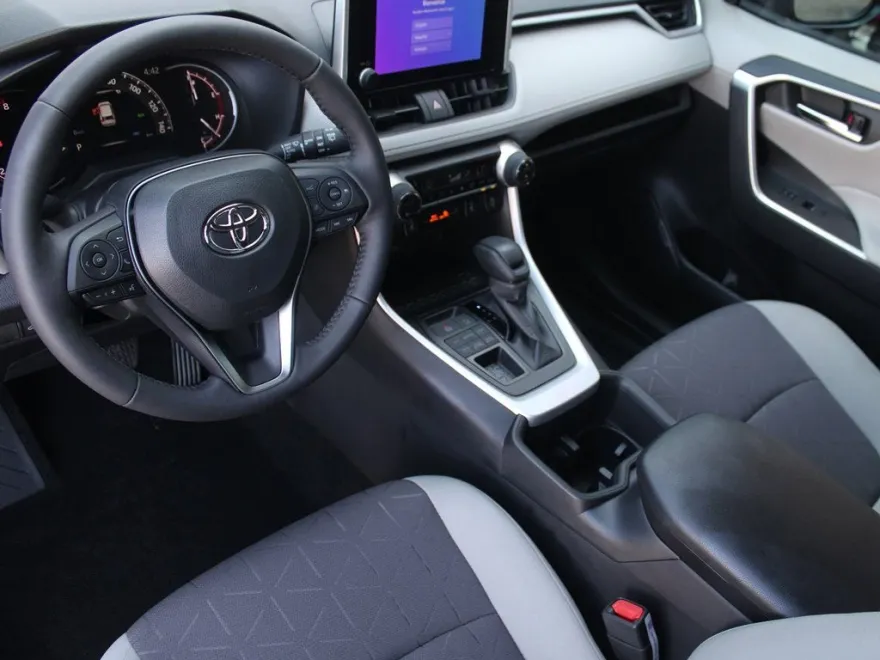 2025 Toyota RAV4 XLE photo 1