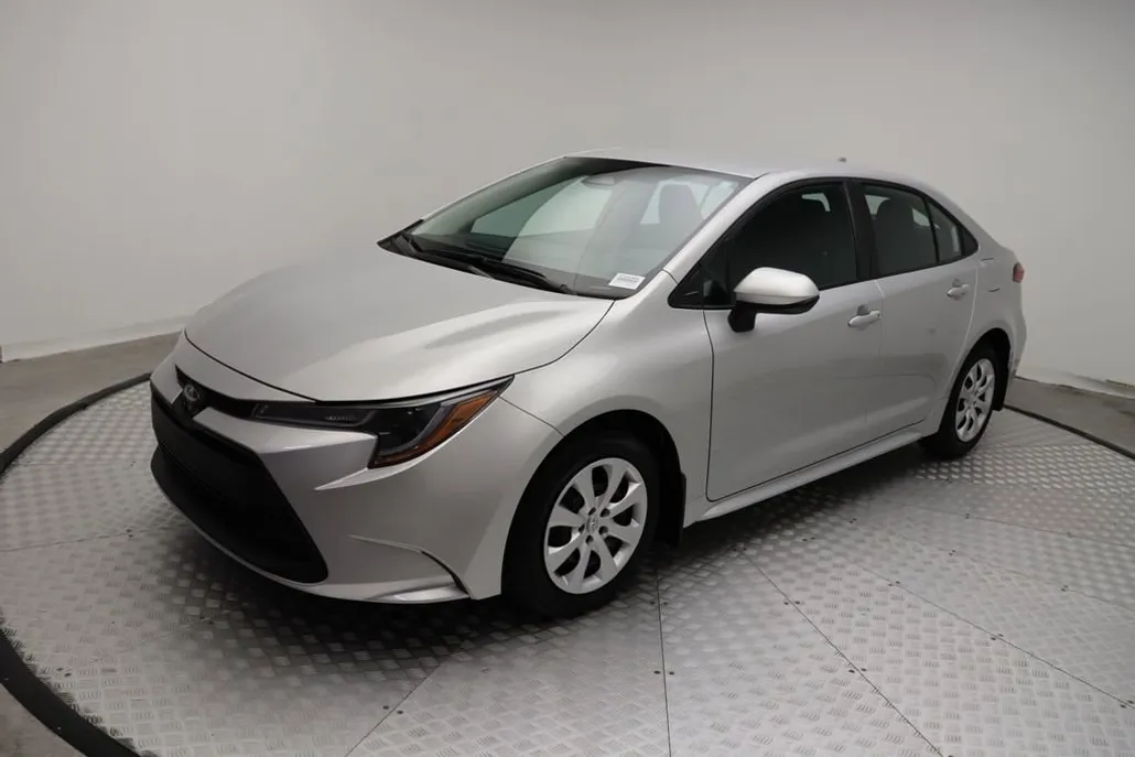 2025 Toyota Corolla LE photo 1