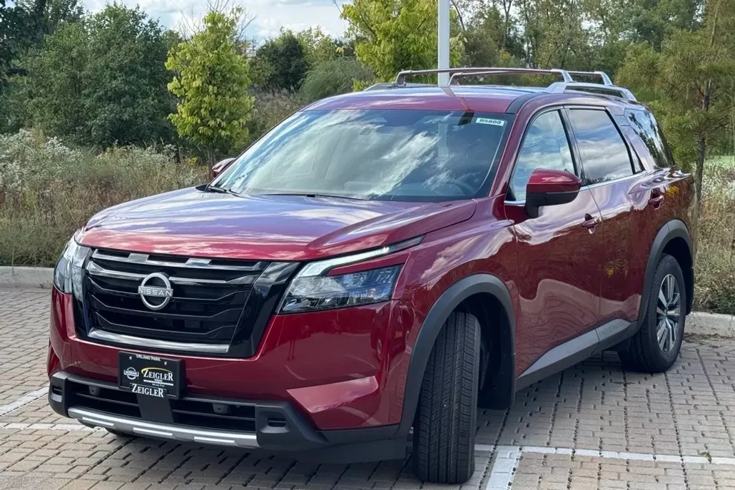 2025 Nissan Pathfinder SL photo 1
