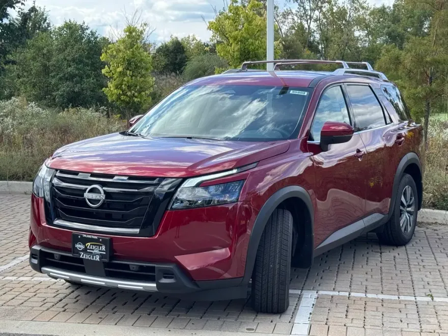 2025 Nissan Pathfinder SL photo 1