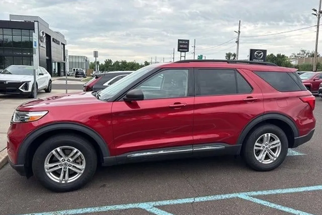 2020 Ford Explorer XLT photo 1