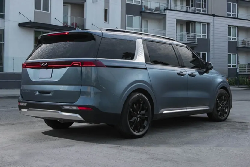 2023 Kia Carnival LX photo 1