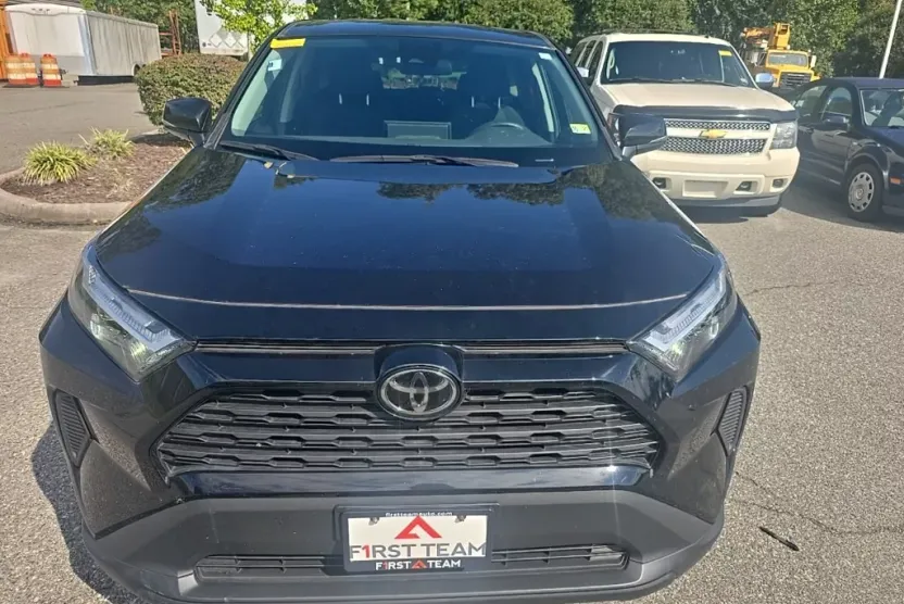 2023 Toyota RAV4 LE photo 1
