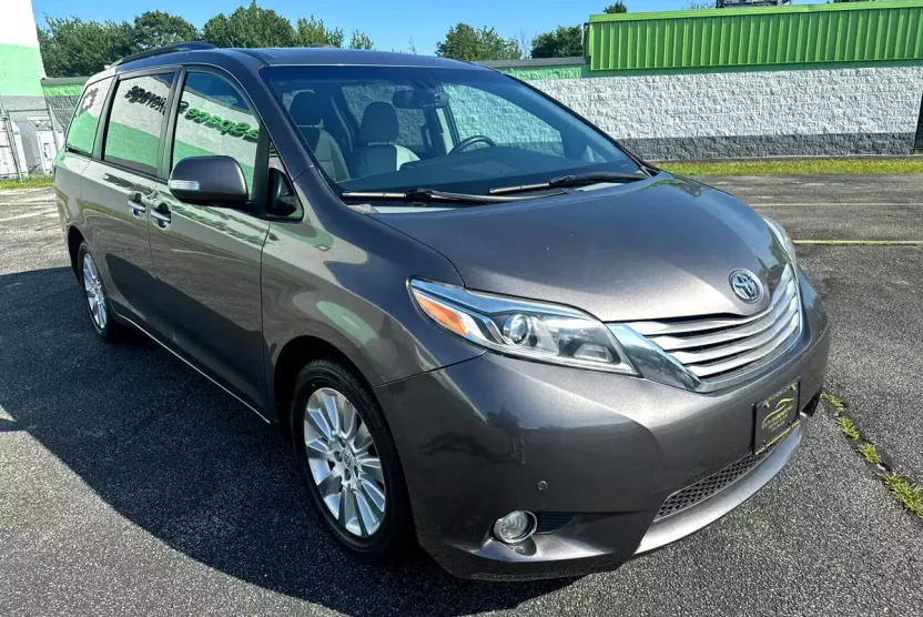 2015 Toyota Sienna Limited photo 1