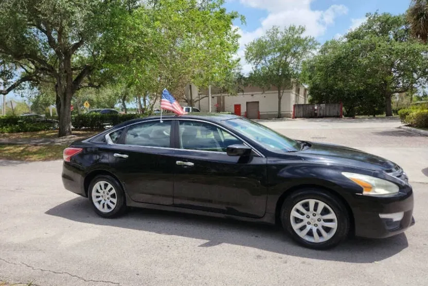 2013 Nissan Altima 2.5 SV photo 1