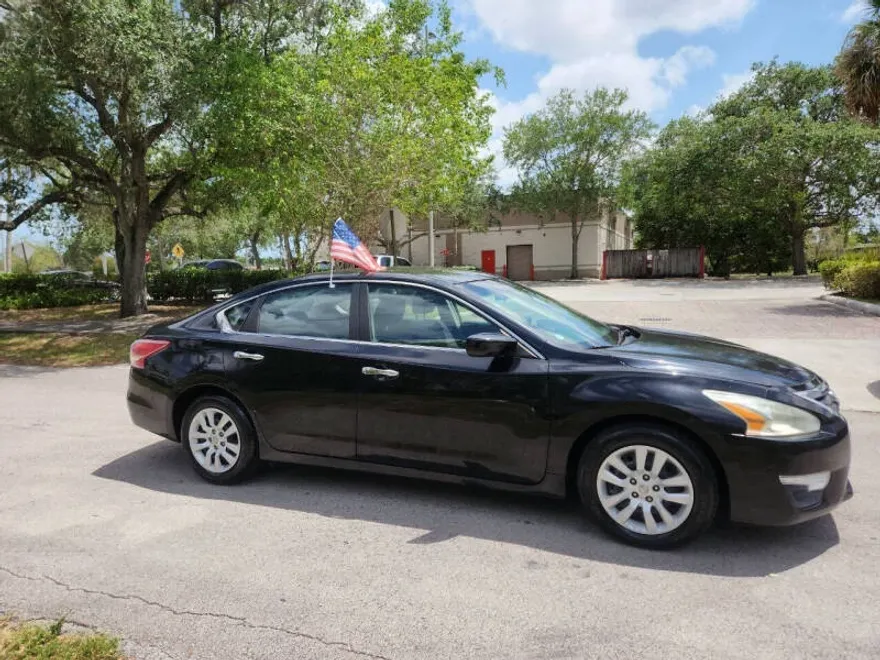2013 Nissan Altima 2.5 SV photo 1