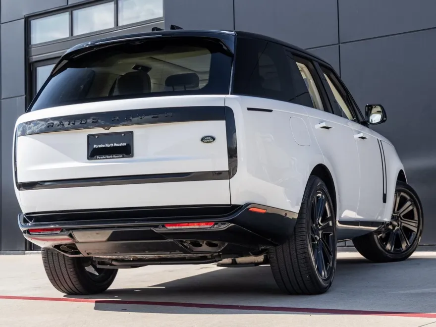 2023 Land Rover Range Rover SE photo 8