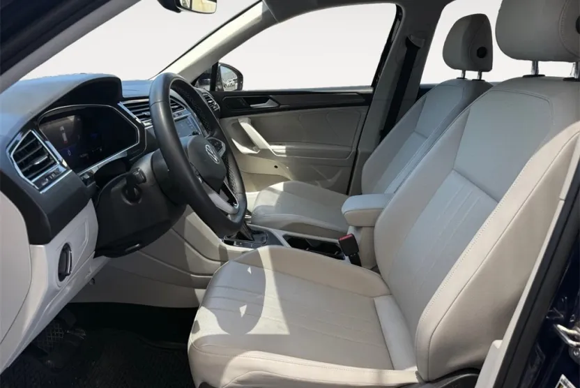 2023 Volkswagen Tiguan SE photo 1
