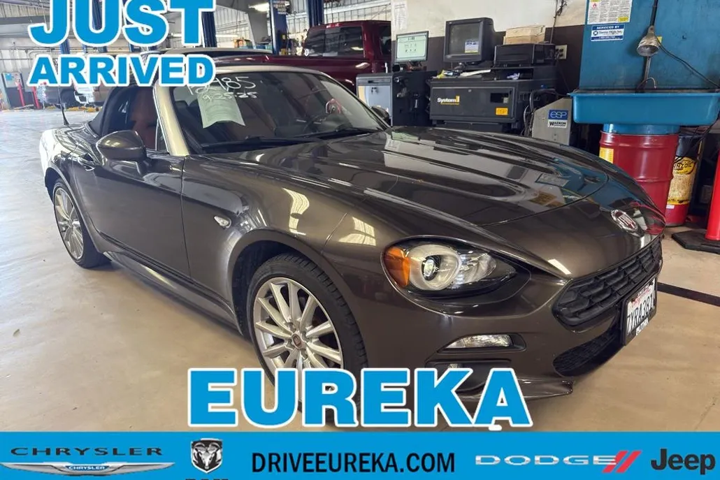 2017 Fiat 124 Spider Lusso photo 1