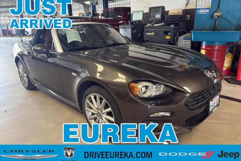 2017 Fiat 124 Spider Lusso photo 1