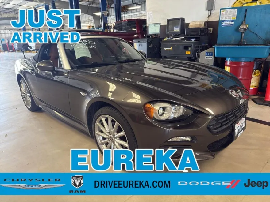 2017 Fiat 124 Spider Lusso photo 1