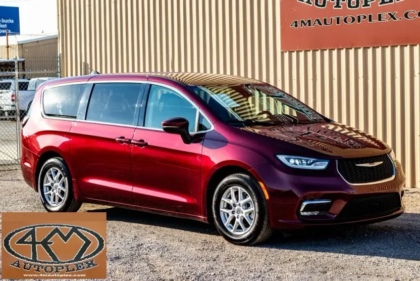 2023 Chrysler Pacifica Touring L photo 1