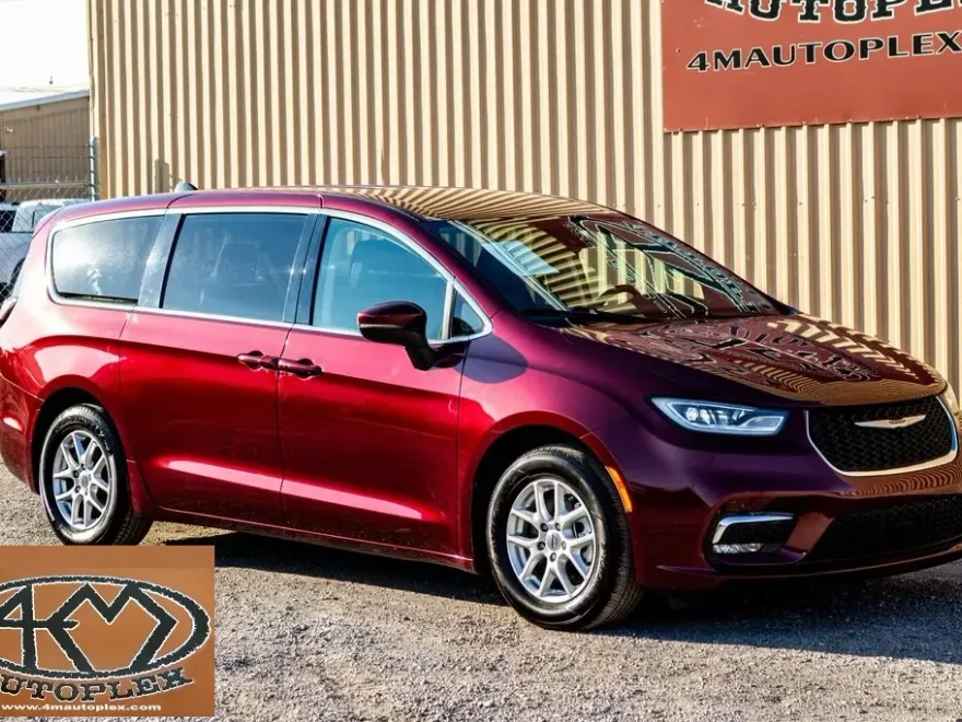 2023 Chrysler Pacifica Touring L photo 1