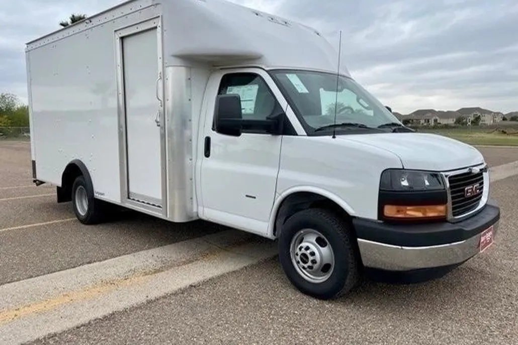 2023 Gmc Savana Cutaway 3500 photo 1