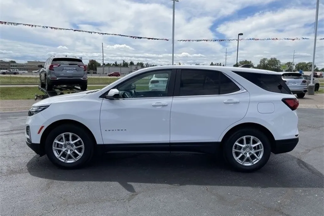 2023 Chevrolet Equinox LT photo 1