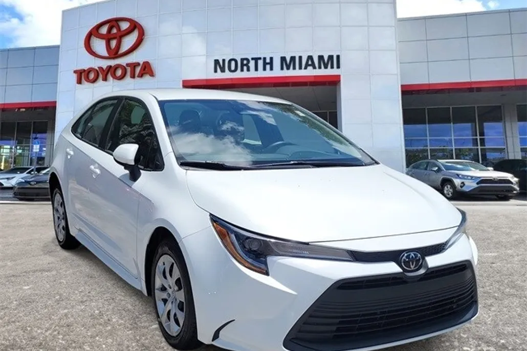 2023 Toyota Corolla LE photo 1