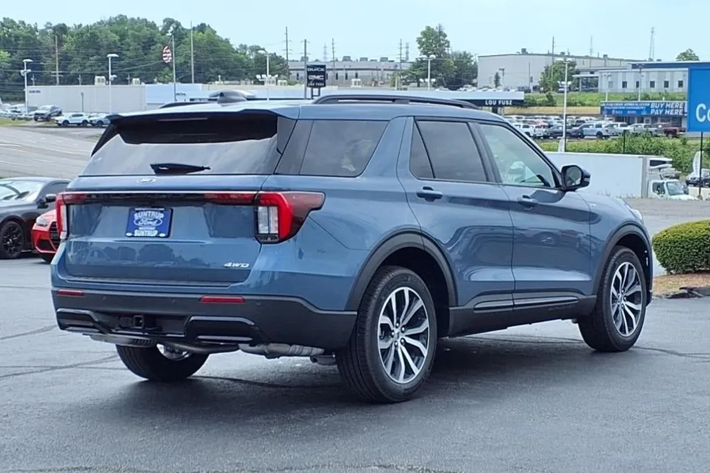2025 Ford Explorer ST-Line photo 1