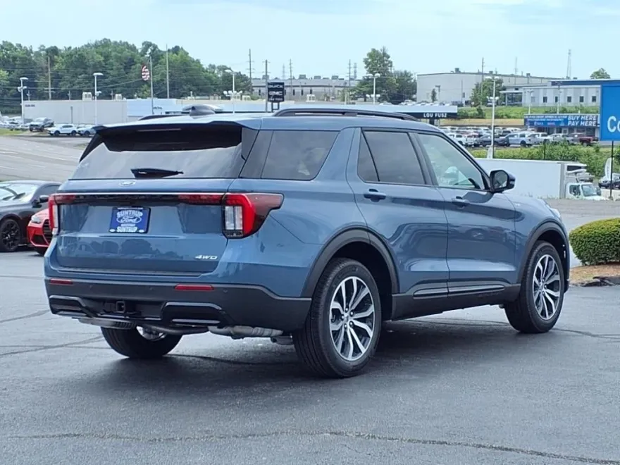 2025 Ford Explorer ST-Line photo 1