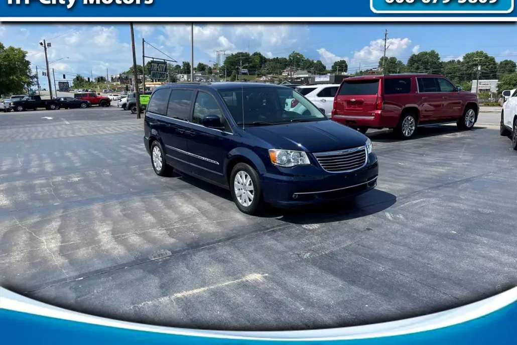 2014 Chrysler Town & Country Touring photo 1