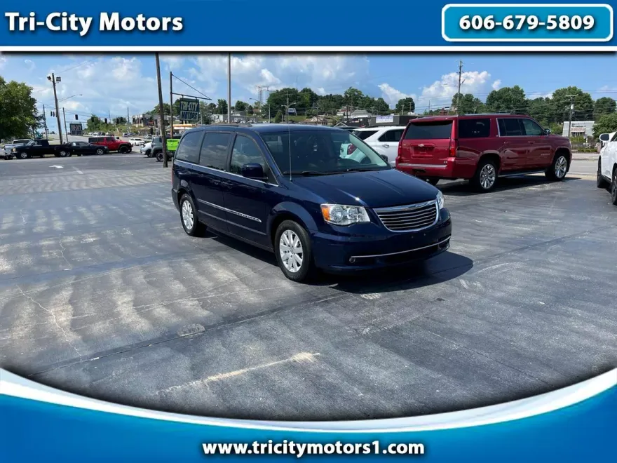 2014 Chrysler Town & Country Touring photo 1