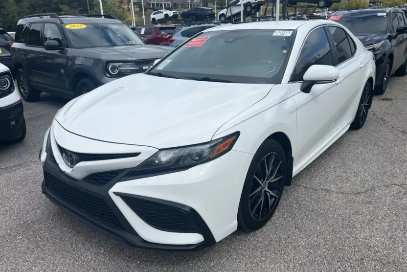 2023 Toyota Camry SE photo 1