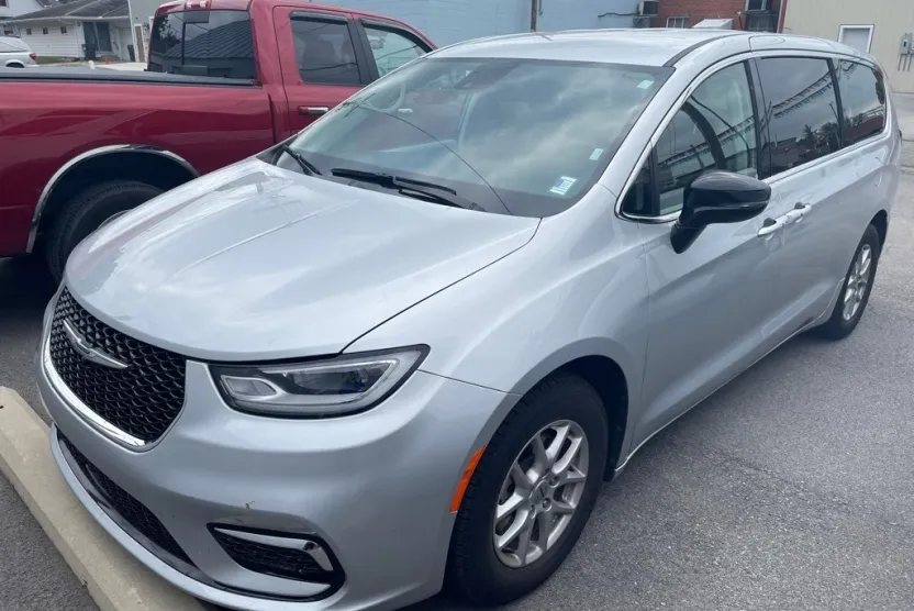 2024 Chrysler Pacifica Touring L photo 1