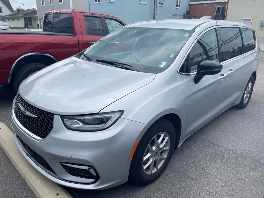 2024 Chrysler Pacifica Touring L photo 1