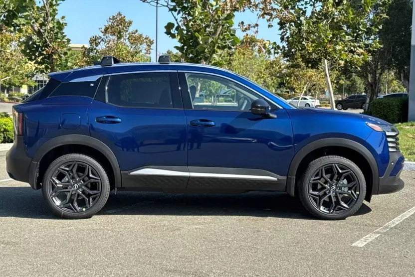 2026 Nissan Kicks SR photo 1