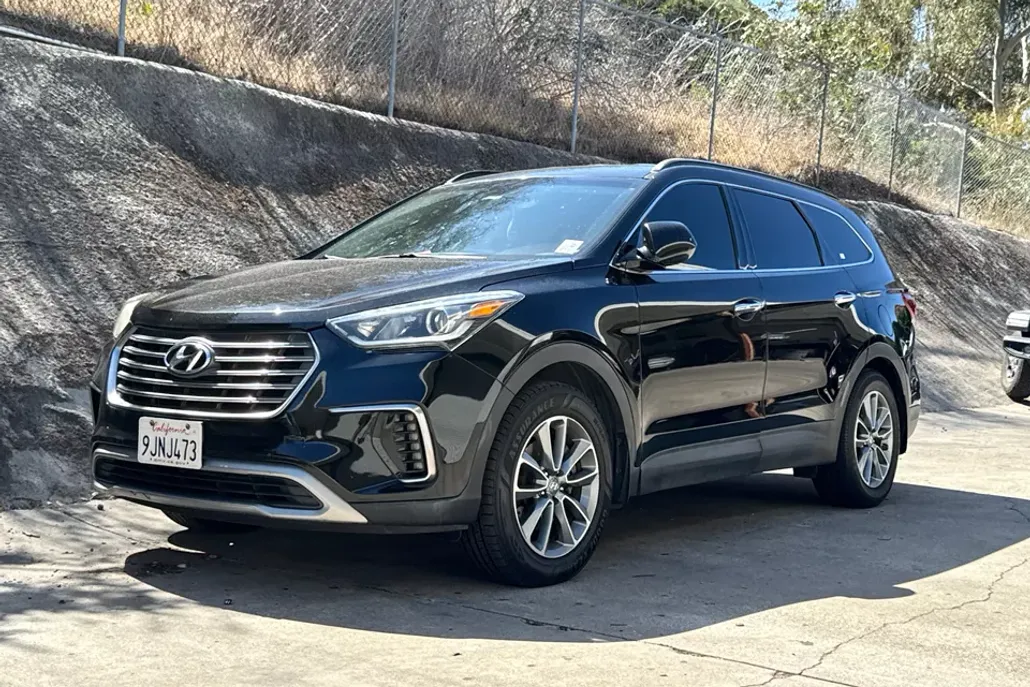 2017 Hyundai Santa Fe SE photo 1